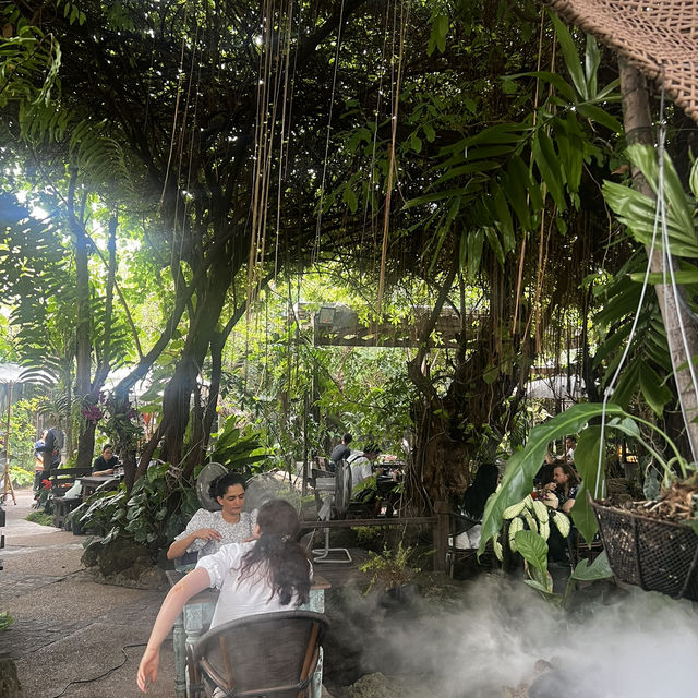 A quiet , relaxing lunch in the heart of Bangkok