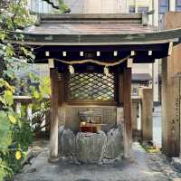 繁華街のど真ん中にある三宮神社。