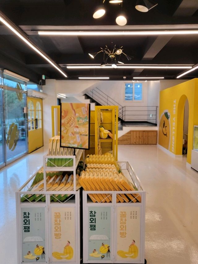 포토존도 소품들도 귀여운 성주 참외카페