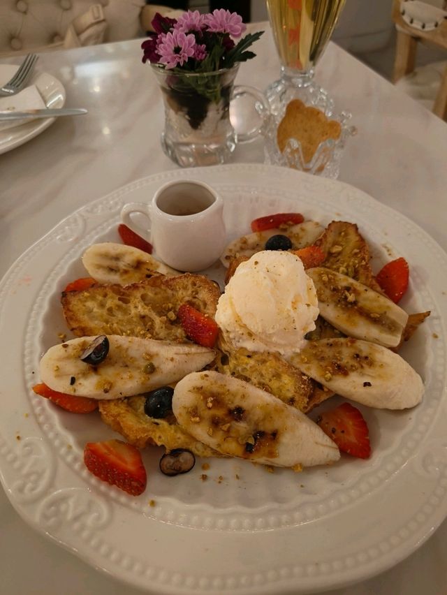 A Fairytale Café for a Solo Escape