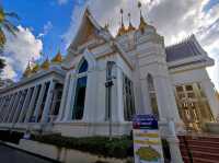 วัดหลวงพ่อฤาษีลิงดำ ชมวิหารแก้วอันงดงาม 