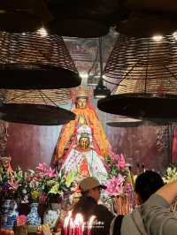 ขอพรการเรียน การงาน และควาก้าวหน้า ที่วัด Man Mo 