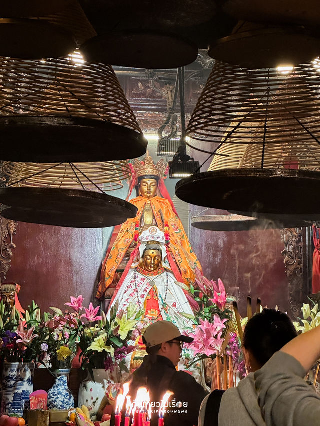 ขอพรการเรียน การงาน และควาก้าวหน้า ที่วัด Man Mo 