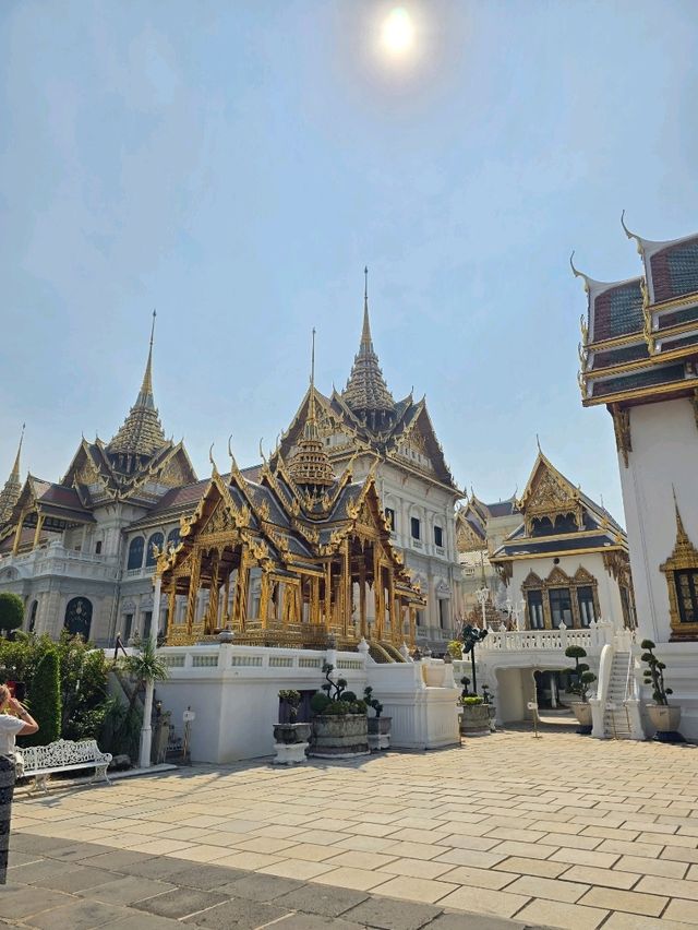 พาเยี่ยมชมพระบรมมหาราชวังและวัดพระศรีรัตนศาสดาราม