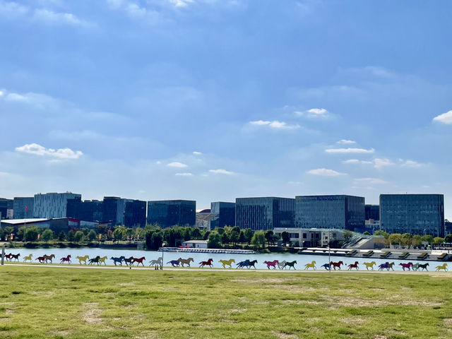 【上海・闵行文化公園】青い建物と池が印象的