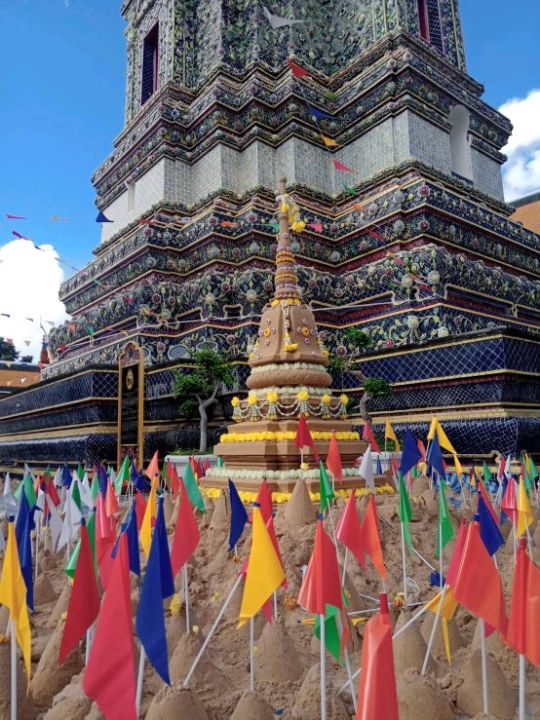 สรงน้ำพระ ก่อเจดีย์ทราย วัดพระเชตุพน✨️