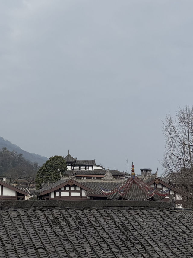 จุดถ่ายรูปลับๆกับกำแพงเมืองโบราณที่ Dujiangyan 