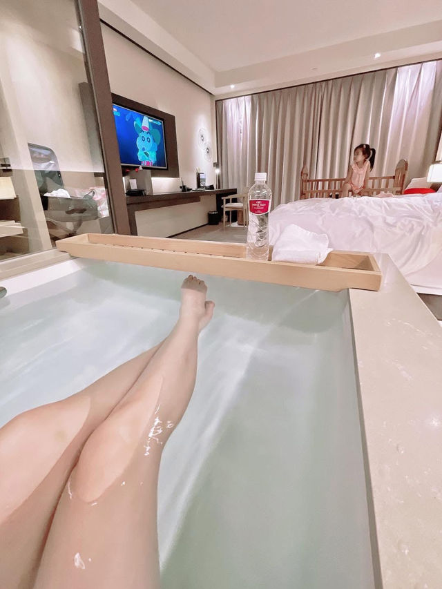 台南大員皇冠假日酒店「豪華河景陽台房」河水流進海裡的景象 晚上因為河床無光害 星空超美