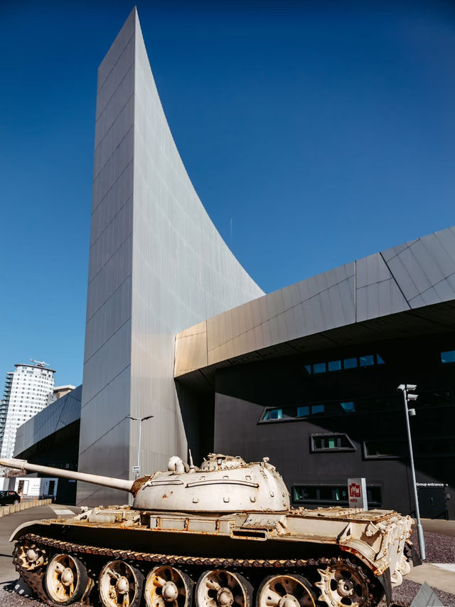 🌍 Manchester’s “Broken Earth” – Imperial War Museum North (IWM North)