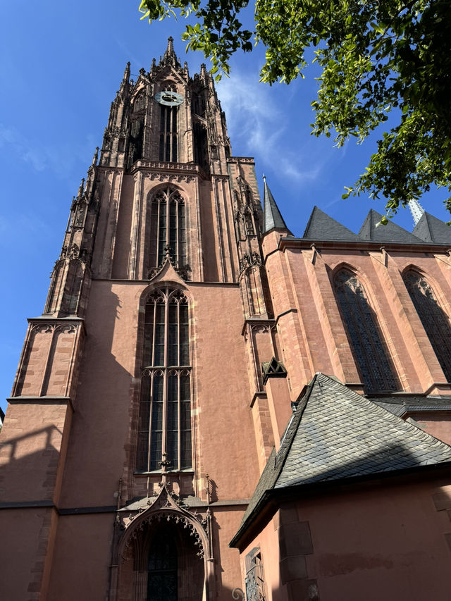 ⛪ The Cathedral of St. Bartholomew, 프랑크푸르트의 고딕 유산! 
