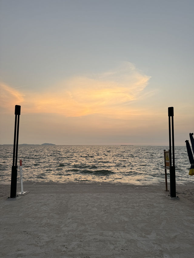 มาดูพระอาทิตย์ตก “หาดบางแสน” 🏝️