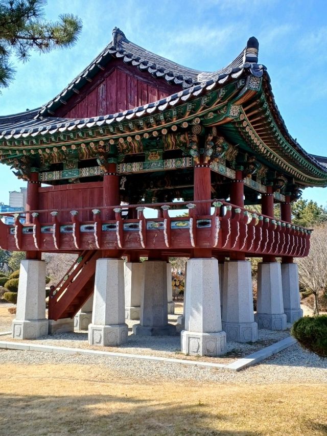 초록에 둘러싸여 걷는 예술 산책길