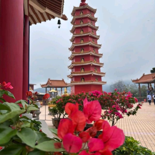 萬佛寺（Ten Thousand Buddhas Monastery）