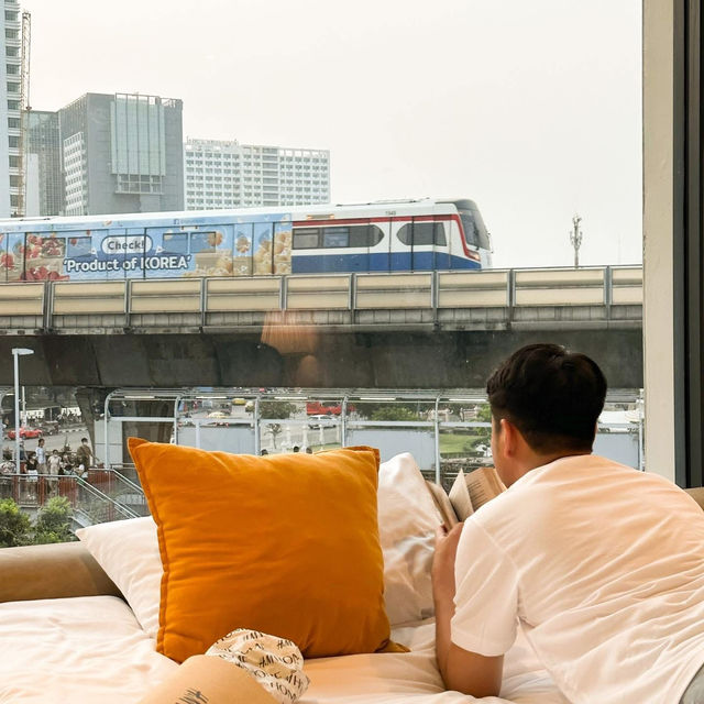 Yello Rooms Hotel ที่พักวิวรถไฟฟ้าสุดปัง