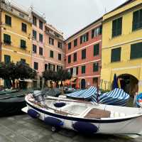🏡 *Cinque Terre: A Rainbow Cascade of Seaside Villages* 🌊🌿