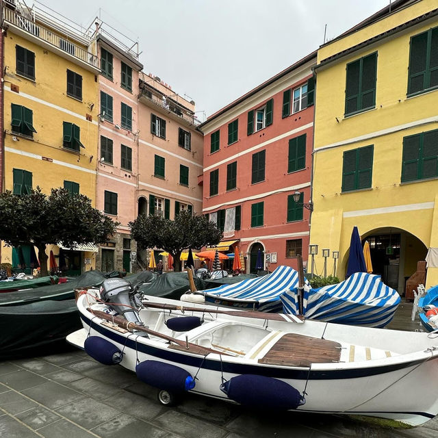 🏡 *Cinque Terre: A Rainbow Cascade of Seaside Villages* 🌊🌿