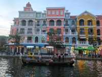 【Gondola Water Taxi】沿岸有瑰麗色彩之排屋可供欣賞！