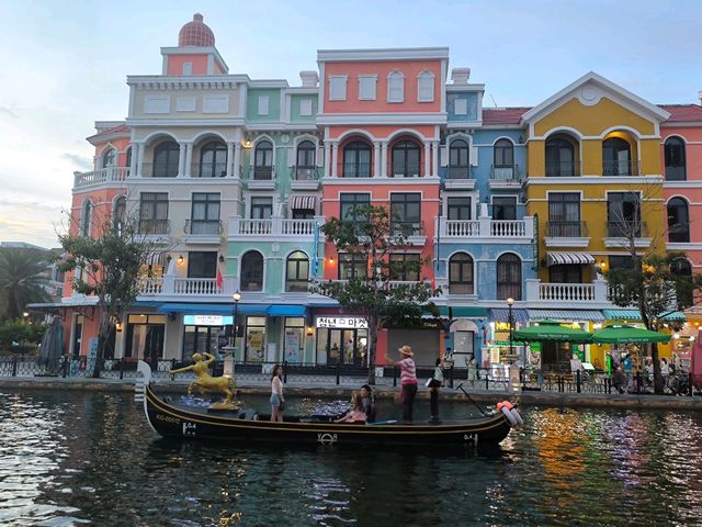 【Gondola Water Taxi】沿岸有瑰麗色彩之排屋可供欣賞！