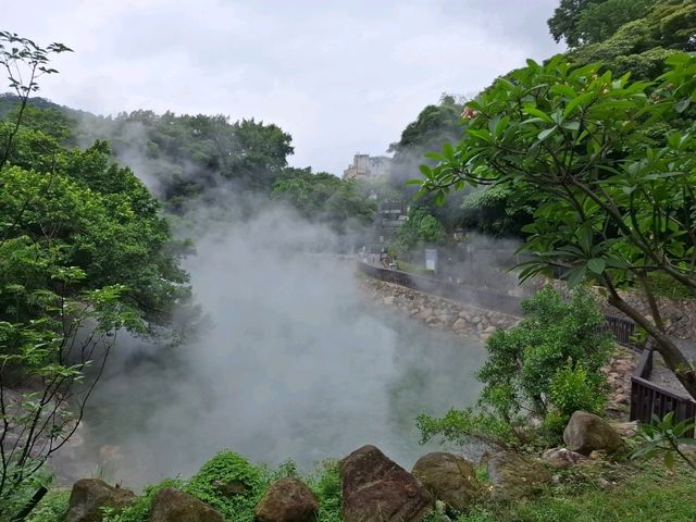 北投地熱谷是一處大自然與幻想交織的奇景地，來一趟不但能體驗天然地熱的壯觀