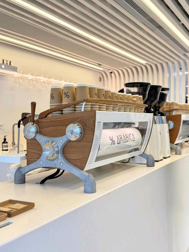 % Arabica at HKIA – Fresh Coffee & Tarmac Views Before the Flight