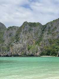 อ่าวมาหยา หาดสวยน้ำใสขึ้นชื่อ