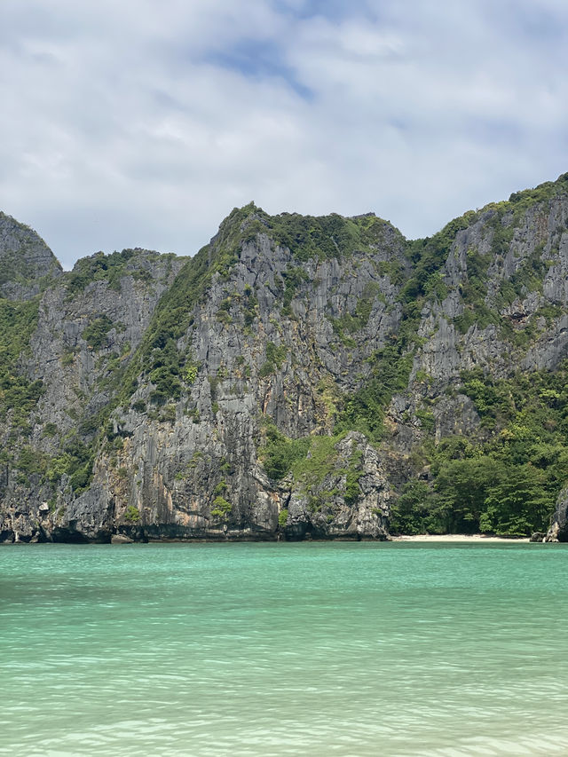 อ่าวมาหยา หาดสวยน้ำใสขึ้นชื่อ