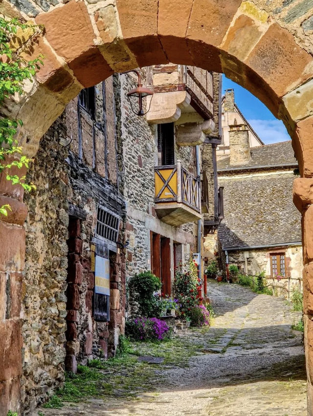 🇫🇷 法國中世紀小鎮 Conques 攻略｜夢幻山谷中的時光秘境