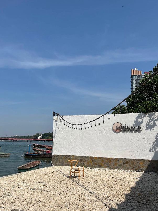 คาเฟ่ร้านอาหารริมทะเล Hideout Beach Cafe