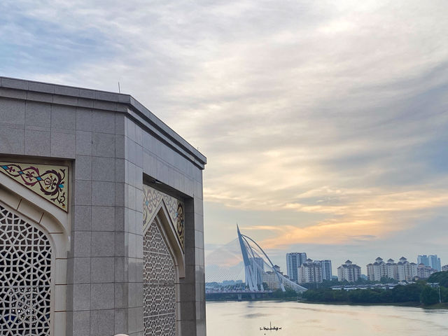 Putra Bridge, Putrajaya – The Iconic Bridge You Must Visit in Malaysia’s Smart City