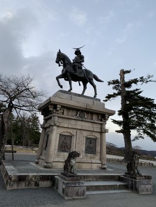日本東北地區的冬季，是一個冰雪奇觀與溫泉、歷史和文化交織的夢幻世界。11月底～12月初幸運的話可以一同欣賞到楓紅、雪景

當季的青森蘋果真的有別於在台灣買的，非常好吃😋

相馬樓不只保留當年繁華見證文物，也把山形縣酒田湊町藝伎文化也保留下來。單純欣賞藝伎表演的話，只要付¥1000就可以了，價格平易近人
