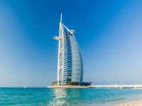 🌟 Famous For: Luxurious 7-star hotel ⭐⭐⭐⭐⭐⭐⭐, sail-shaped 