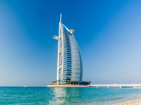 🌟 Famous For: Luxurious 7-star hotel ⭐⭐⭐⭐⭐⭐⭐, sail-shaped 