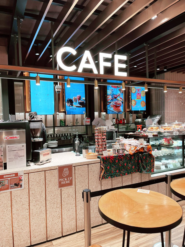 The Café: Elegant Coffee Spot with Irresistible Bakery Treats