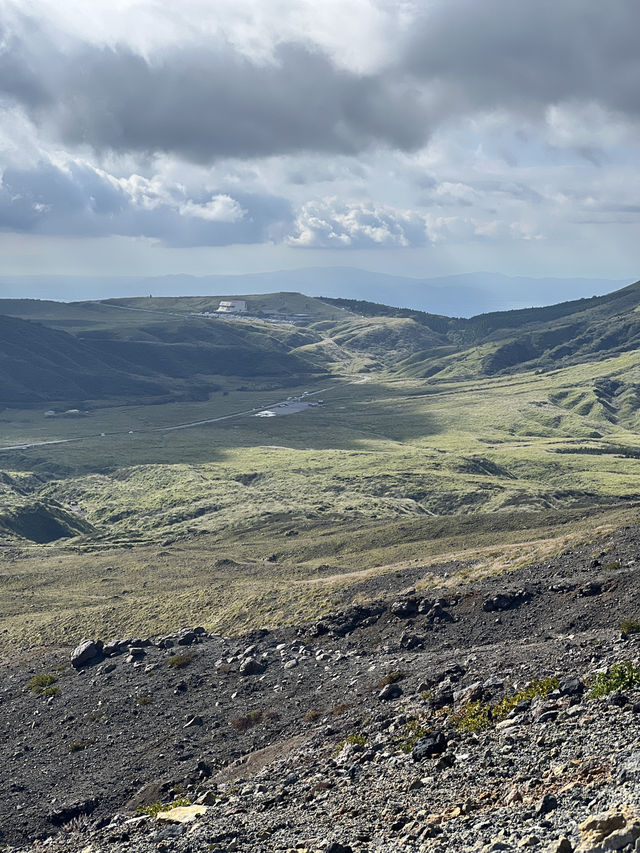🌋 “지구의 심장을 눈앞에서 보다 – 아소산 나카다케 화구”