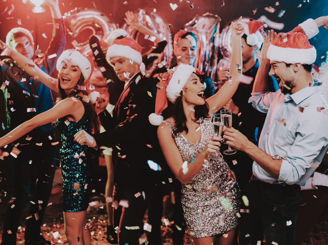 Ornaments with a View: Where Island Breezes Meet Festive Flair 