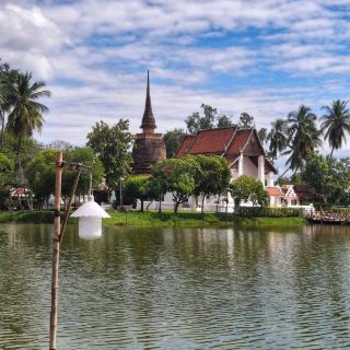 สักการะหลวงพ่อขาวที่วัดตระพังทอง