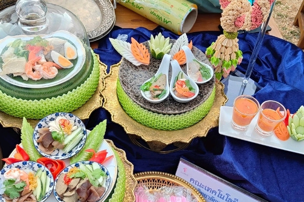 伝統的な宮廷スタイルのタイ料理御膳。 | Trip.com プラナコーン