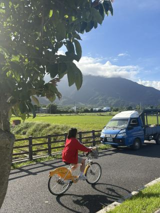 Enjoying a Day of Countryside Scenery on the Guanshan Cycling Trail in Taitung.
