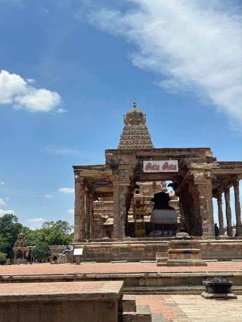 布里哈迪斯瓦拉神廟(Brihadisvara Temple),又名坦賈武爾大神廟(Thanjavur Periya Kovil),由朱羅王朝國王羅茶羅茶一世(Rajaraja Chola I)於公元1003年至1010年間建造,距今已有約1000年歷史。

供奉濕婆神🔱

以其高達60公尺的宏偉維摩那(Vimana,神廟塔頂)而聞名

以其精美的石雕、銘文和朱羅王朝藝術作品而著稱

擁有一尊巨大的南迪(Nandi)雕像

至今仍是重要的宗教場所

被列入聯合國教科文組織世界遺產“朱羅王朝現存偉大寺廟群”

是古代泰米爾建築和朱羅王朝工程技術的傑出代表之一。