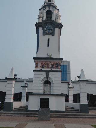 Tháp đồng hồ Birch Memorial: Đứng trước cột mốc trắng đã lặng lẽ khắc ghi thời gian.