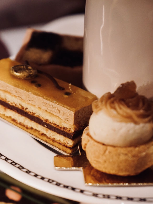 London | Special afternoon tea with pink colour in Mayfair