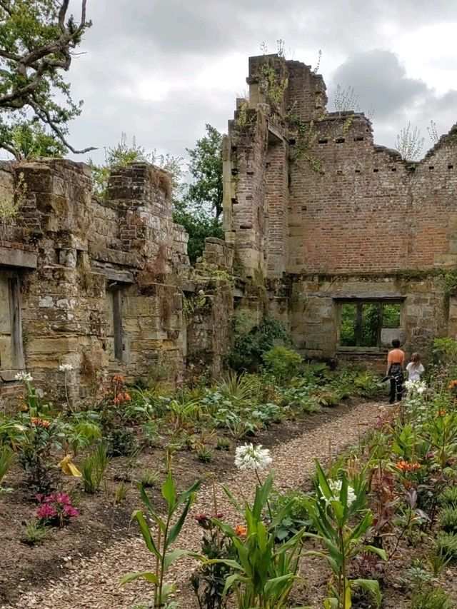 Autumn Enchantment: Scotney Castle's Fall Splendor!