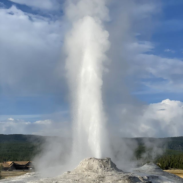 🌟 Top 3 Must-See Landmarks in Yellowstone National Park 🌟