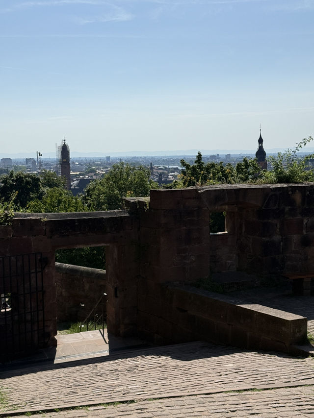 Heidelberg Castle: A Majestic Fortress Overlooking the Neckar River 🏰
