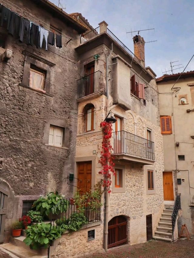🏞️ Reflections in Lace – Scanno, Italy