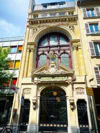 Cozy yet spooky in Paris 💫