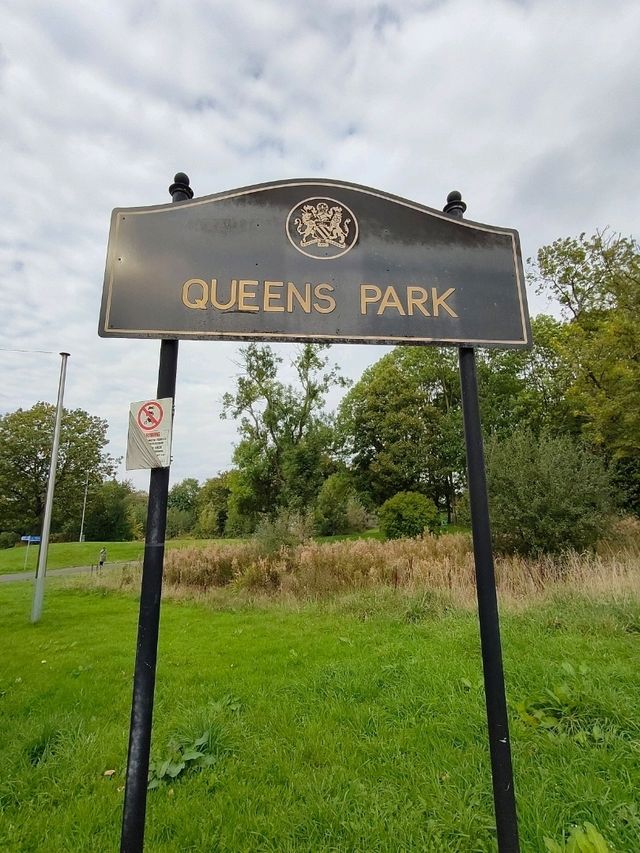Queen’s Park in Autumn – A Symphony of Colour and Calm
