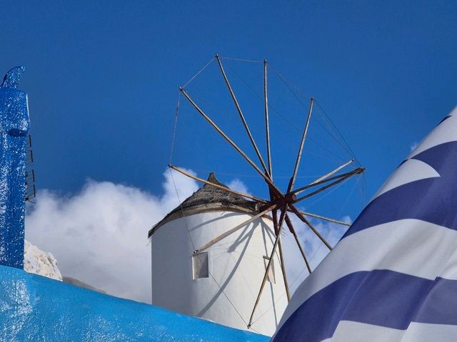 ๐ฌ๏ธ Oia and Its Iconic Windmills: Where Santorini Feels Like a Fairytale โจ ๐ฌ๏ธ Oia and Its Iconic Windmills: Where Santorini Feels Like a Fairytale โจ