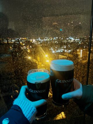 🍺สวรรค์ของนักดื่ม! เพลิดเพลินไปกับวิวกลางคืนที่สวยงามและเครื่องดื่มรสเลิศที่โรงกลั่นกินเนสส์ในไอร์แลนด์ 🌃