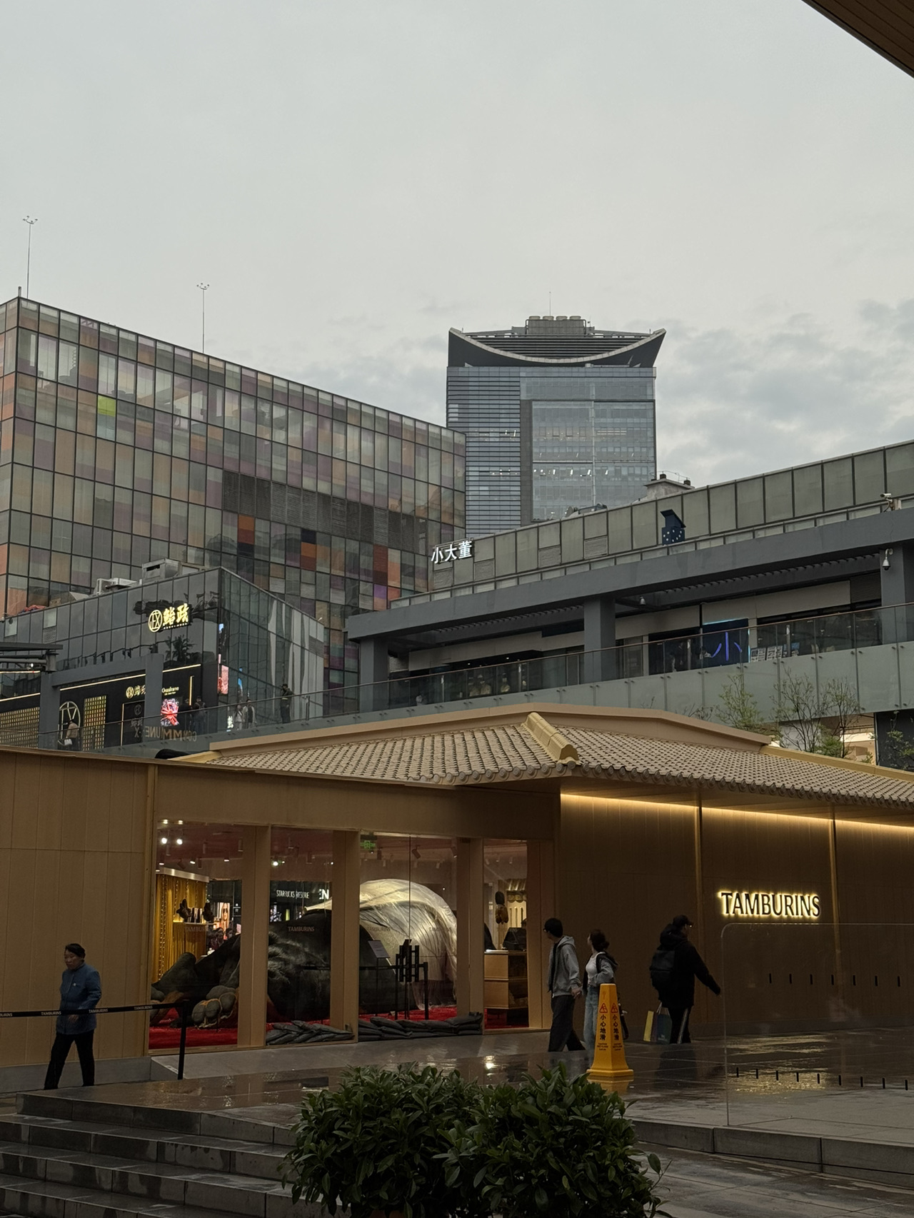 Many people associate Beijing with temples, squares, and hutongs…
but there's one neighborhood that almost always gets skipped — and it shouldn't be.

Sanlitun is a different side of Beijing.
Modern. European. Stylish. It's hardly "classic China," but that's exactly why it's so fascinating 😭

🏙️ What to expect here:
· massive malls featuring global brands
· architecture that screams "Asian metropolis of the future"
· stylish streets that light up beautifully at night
· dozens of European cafes and restaurants
· bars, rooftop terraces, and vibrant nightlife
This is where Beijing feels its most international.

☕ Why you should visit:
✔ experience "the other side of China"
✔ the perfect break from historical sites
✔ genuinely high-quality shopping (not a chaotic market)
✔ tons of stylish coffee shops and restaurants
✔ safe and super comfortable to walk around

📍Must-do things in Sanlitun:
① Check out Taikoo Li 🏢
An open-air shopping complex with modern architecture and brands from all over the world.

② Just take an evening stroll 🌙
Lights + glass + skyscrapers = the ultimate urban aesthetic.

③ Sit at a European cafe ☕
It's easy to forget you're even in China here.

④ Enjoy stress-free shopping 🛍️
This is one of the most "civilized" shopping districts in Beijing.

💡 Important note:
Sanlitun isn't about "authentic China." It's about contrast.
And that's exactly why you shouldn't miss it.

Beijing reveals so much more depth when you experience both sides of the city:
🏮 the hutongs
🏙️ and modern districts like Sanlitun
Even if your time in Beijing is limited — this neighborhood is worth at least one evening.